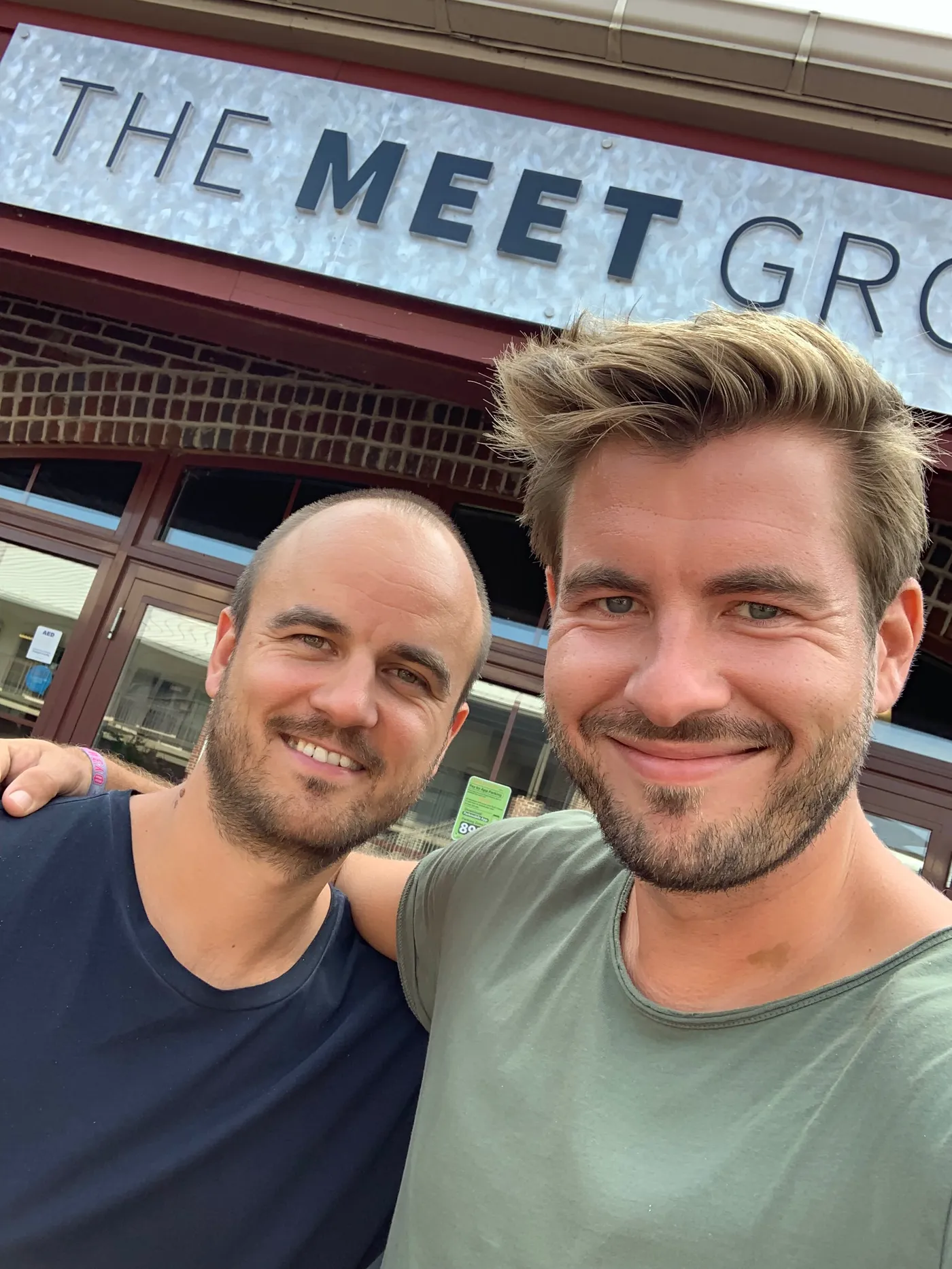 Florian Braunschweig und Thomas Dumlich machen 2019 ein Selfie vor dem Firmenschild von The Meet Group.